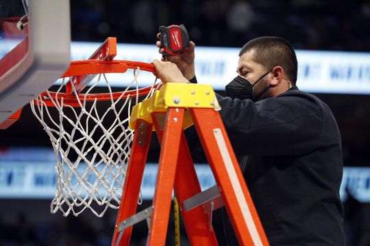 NBA-potje ligt 3 kwartier stil omdat de ring een beetje scheef hangt