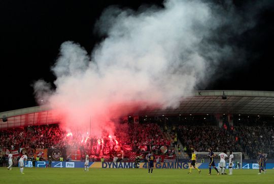 Spartak-fans nemen CL-scheidsrechter letterlijk onder vuur (video)