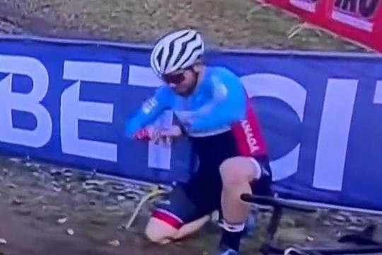 🎥 | Veldrijder speelt voor eigen dokter: Canadees Van den Ham trekt vinger weer in de kom