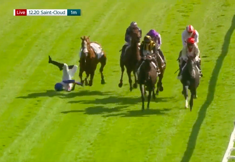 🎥 | Jockey komt goed weg met lichte straf na levensgevaarlijke elleboog tijdens race