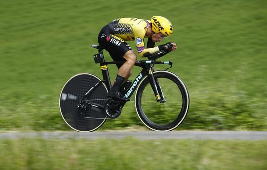 Vliegensvlugge Roglic wint zeiknatte tijdrit in Giro, Mollema doet uitstekende zaken