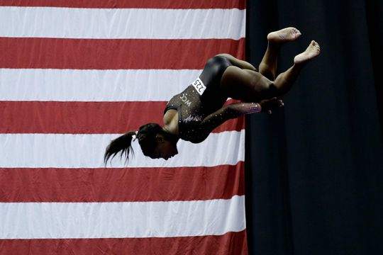 Biles (22) evenaart stokoud record met spectaculaire oefening (video)