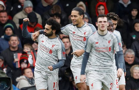 Liverpool (voor even) koploper dankzij hattrick Salah tegen Aké's Bournemouth (video's)