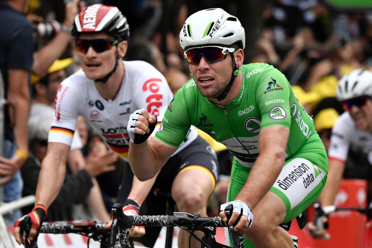 Cavendish wint derde etappe na zenuwslopende sprint
