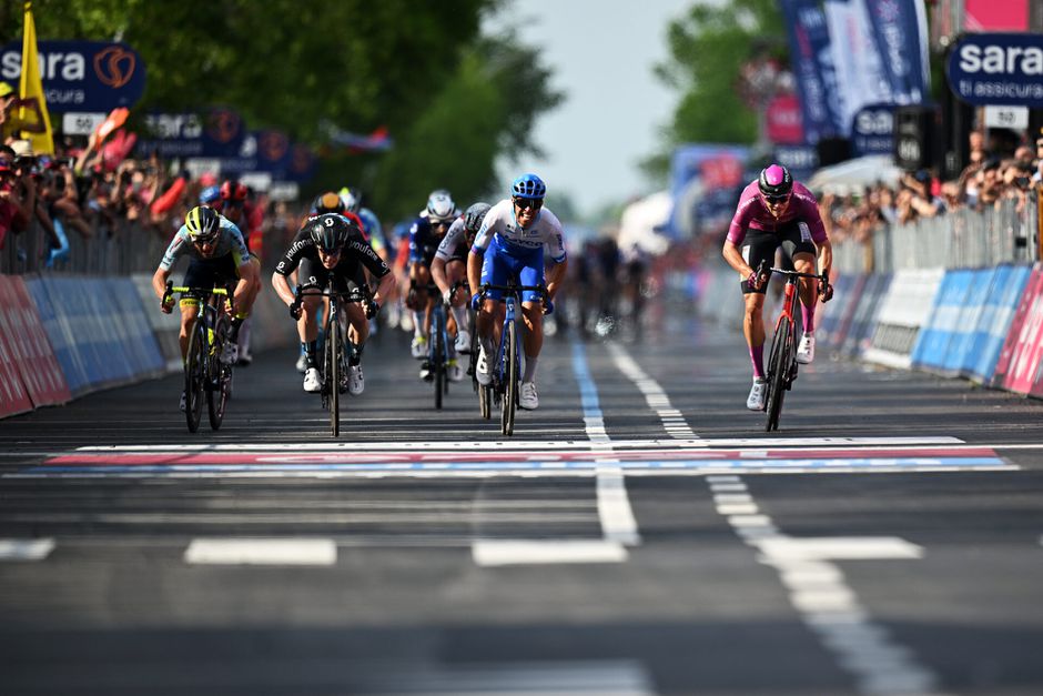Alberto Dainese wint retespannende massasprint in 17e Giro-rit