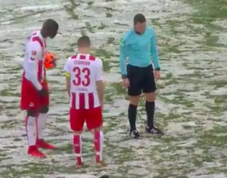 Scheids kan penaltystip niet vinden door sneeuw, telt passen ouderwets uit (video)