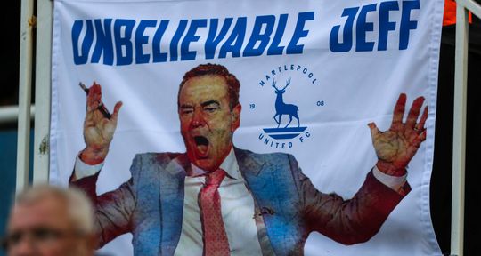 Legendarische Sky Sports-presentator plakt er toch nog een jaartje aan vast