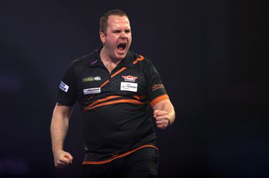 🎥​ | Geniale Dirk van Duijvenbode vol met vertrouwen: verslaat King op Belgian Darts Open