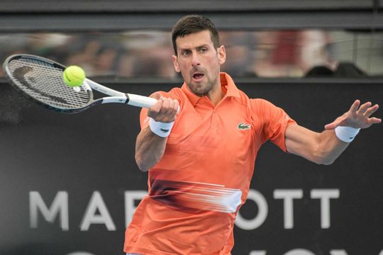Novak Djokovic strooit met complimenten na moeizame zege in Adelaide: 'Hij speelde als iemand in de top 10'