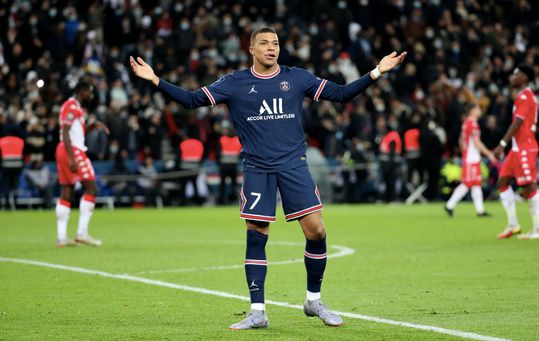 Dubbelslag Kylian Mbappé bezorgt PSG winst op Monaco en kloof van liefst 13 punten