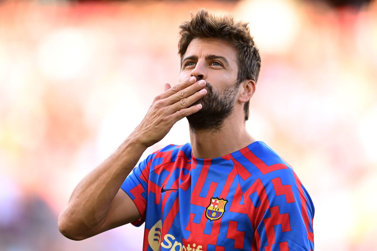 Spelers FC Barcelona stappen zaterdag met speciaal Piqué-shirt het veld op