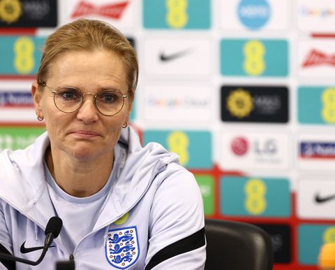 Sarina Wiegman niet te spreken over tampon-actie van Tiger Woods: 'Zeer ongepast'