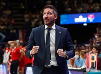 🎥 | Italiaanse basketbalcoach wordt gek na stunt en bespringt Giannis