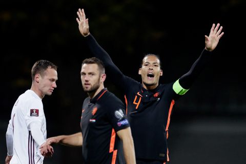 Aanvoerder Virgil van Dijk blijft zakelijk na hachelijke slotfase: '3 punten erbij, dat is belangrijk'