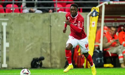 'Ajax zit achter jonge, Engelse spits aan: stevige concurrentie uit het buitenland'