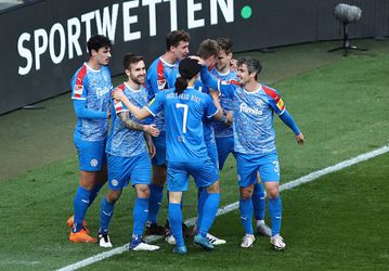 Holstein Kiel op randje van Bundesliga na stunt in Köln