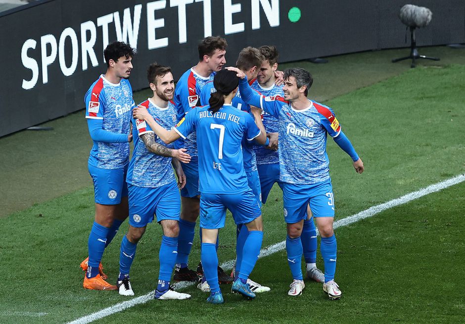 Holstein Kiel op randje van Bundesliga na stunt in Köln