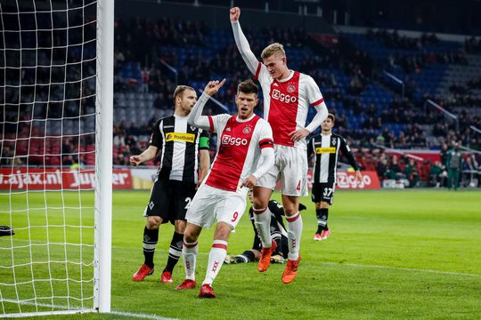 Door deze goal van Dolberg wint Ajax het oefenpotje van Gladbach (video)