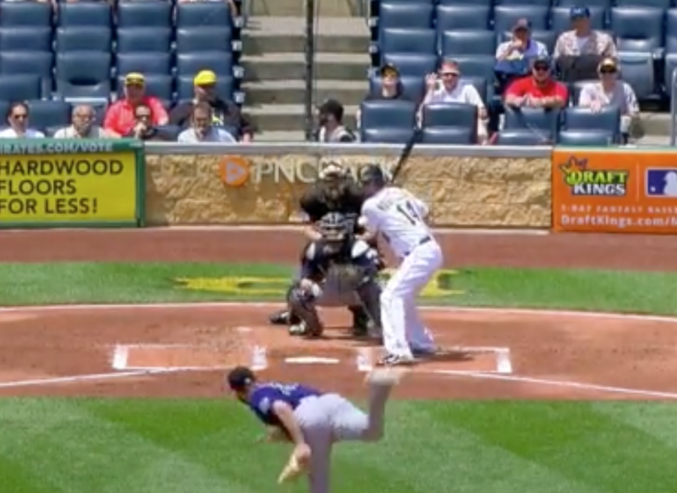 Pitcher gooit slagman 'knock-out' (video)