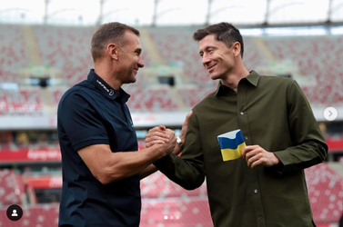 Robert Lewandowski draagt Oekraïense aanvoerdersband op WK: 'Een eer'