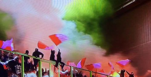 Dikke sfeeractie met vuurwerk van Feyenoord-fans (video en foto's)