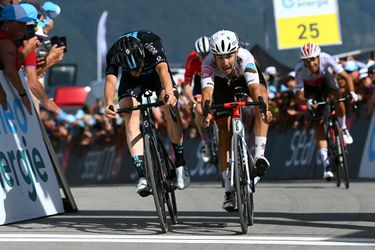 🎥 | Fotofinish! Nico Denz sprint naar winst in Ronde van Zwitserland met miniem verschil