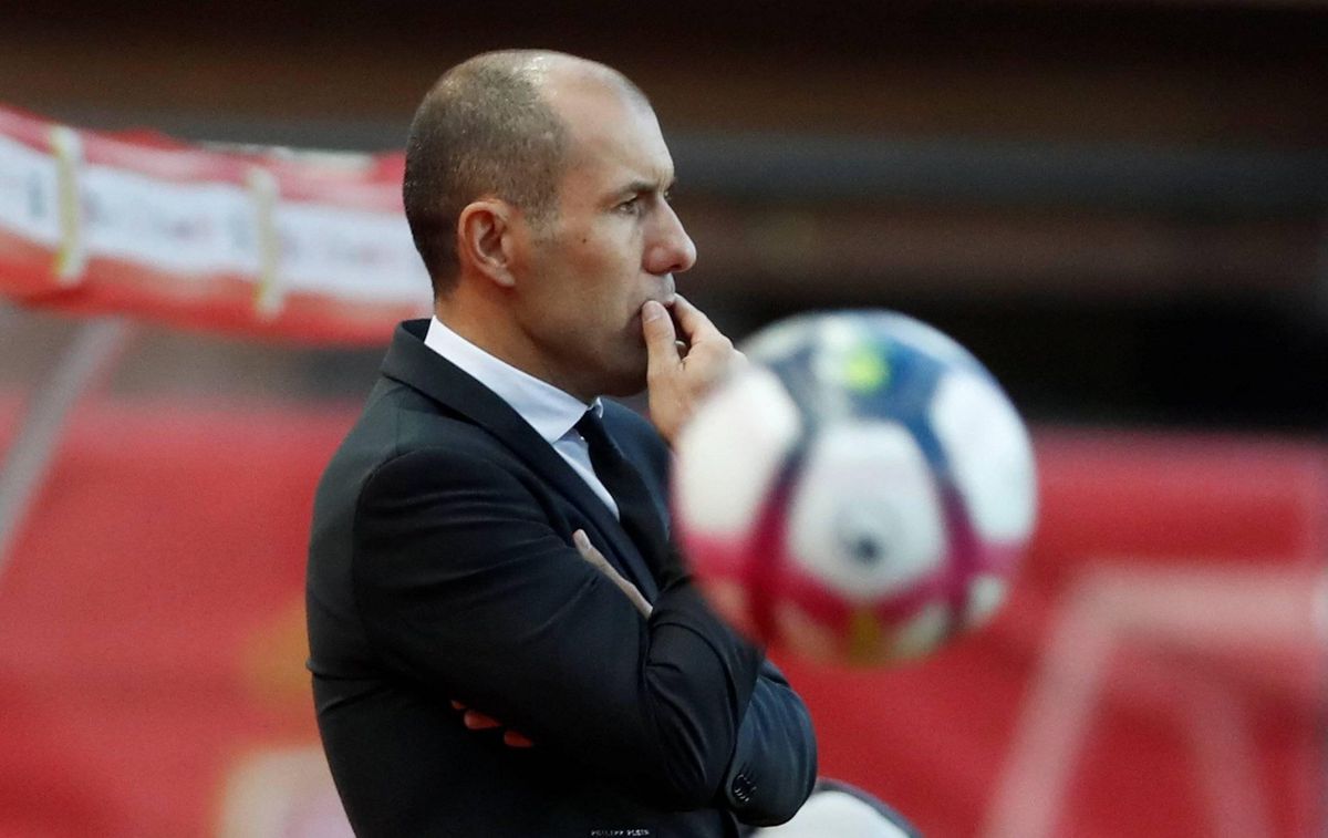 AS Monaco zet 'toptrainer' Jardim op straat