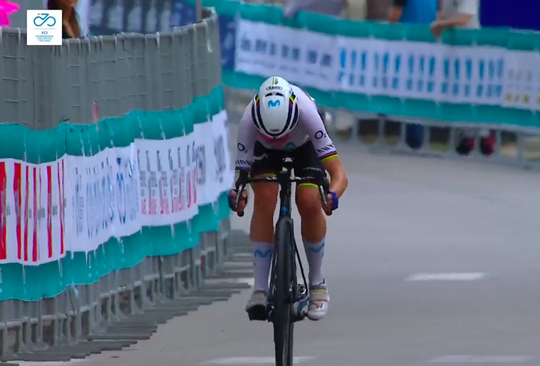 🎥 | 'Vintage Van Vleuten': titelverdedigster grijpt roze trui in 1e bergrit Giro Donne