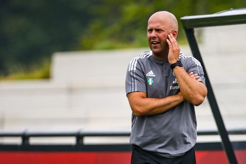 Arne Slot blij met foutjes in oefenduel: 'Daar moeten we van leren'