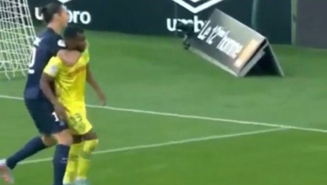 Zlatan houdt tegenstander in nekklem en lacht erom (video)