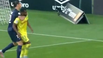 Zlatan houdt tegenstander in nekklem en lacht erom (video)