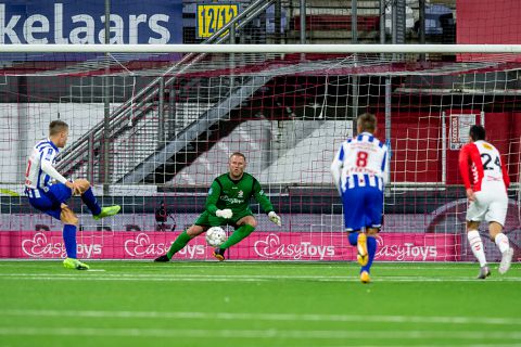 Heerenveen staat na late strafschop in de kwartfinale van de KNVB-beker