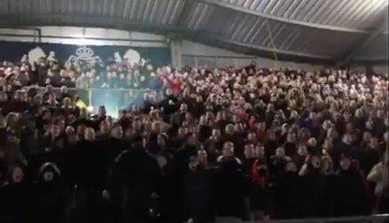 🎥| Willem II-supporters worden gek in eigen stadion na goals tegen Ajax