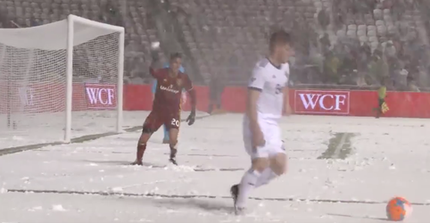 Spits vindt sneeuwballen gooien leuker dan voetballen (video)