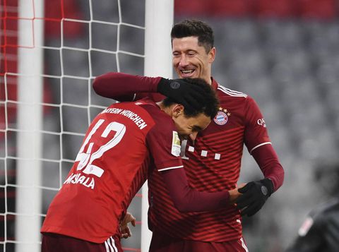 Recordman Robert Lewandowski doet het weer en breekt stokoud Bundesliga-record