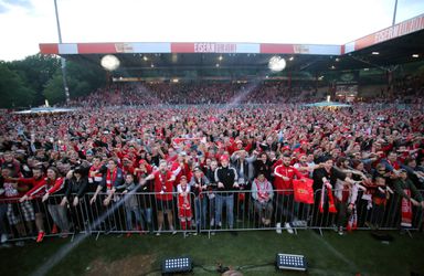 Heerlijk! Bomvol stadion viert Union Berlin's 1e promotie naar de Bundesliga ooit (video)