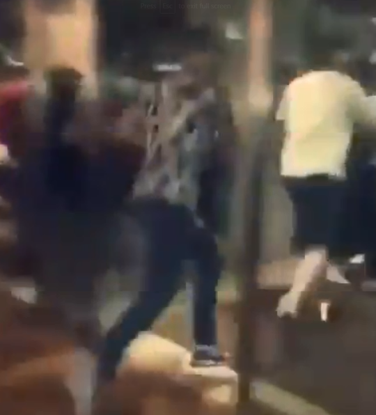 Dikke ruzie tussen boksers in restaurant, Wilder krijgt halve kip naar hoofd gegooid (video's)