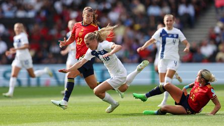 Spanje komt vroege tegenslag te boven en verslaat Finse vrouwen bij EK