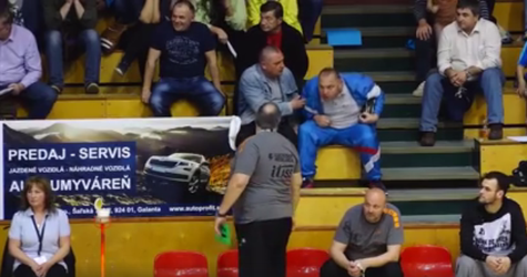 Nederlandse handbalcoach laat dronken Slowaakse fan verwijderen na 'neppe' ruzie (video)