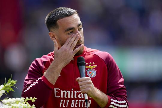 🎥🥹 | Orkun Kökcü emotioneel bij terugkomst in De Kuip: 'Ik ben dankbaar voor alles'