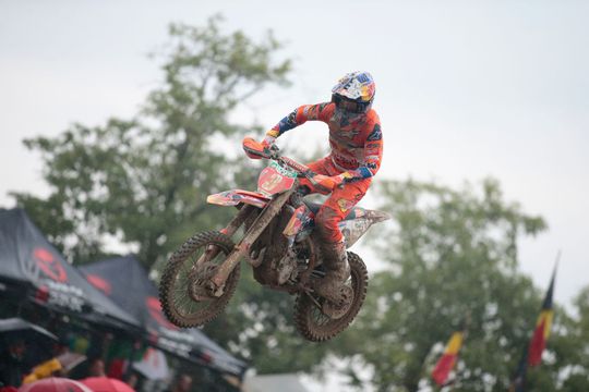 🎥 | Fotoshoot motorcrosser Jeffrey Herlings gaat fout: wereldkampioen moet start seizoen missen