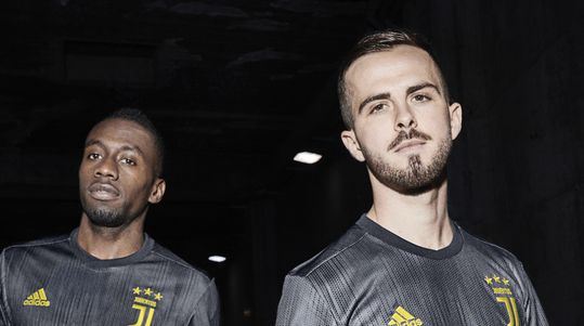 Gruwelijk vet Juventus-shirt volledig gemaakt van gerecycled plastic (video)