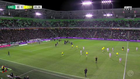 Gekkenhuis: boze Groningen-fans betreden speelveld, duel met Cambuur stilgelegd