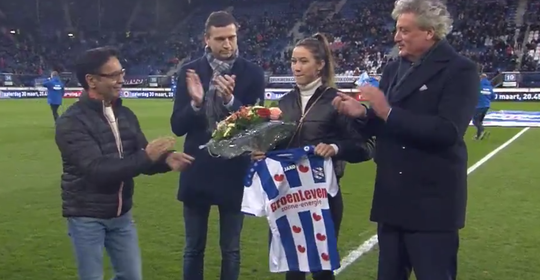 Heerenveen huldigt Suzanne Schulting in Abe Lenstra-stadion (video)