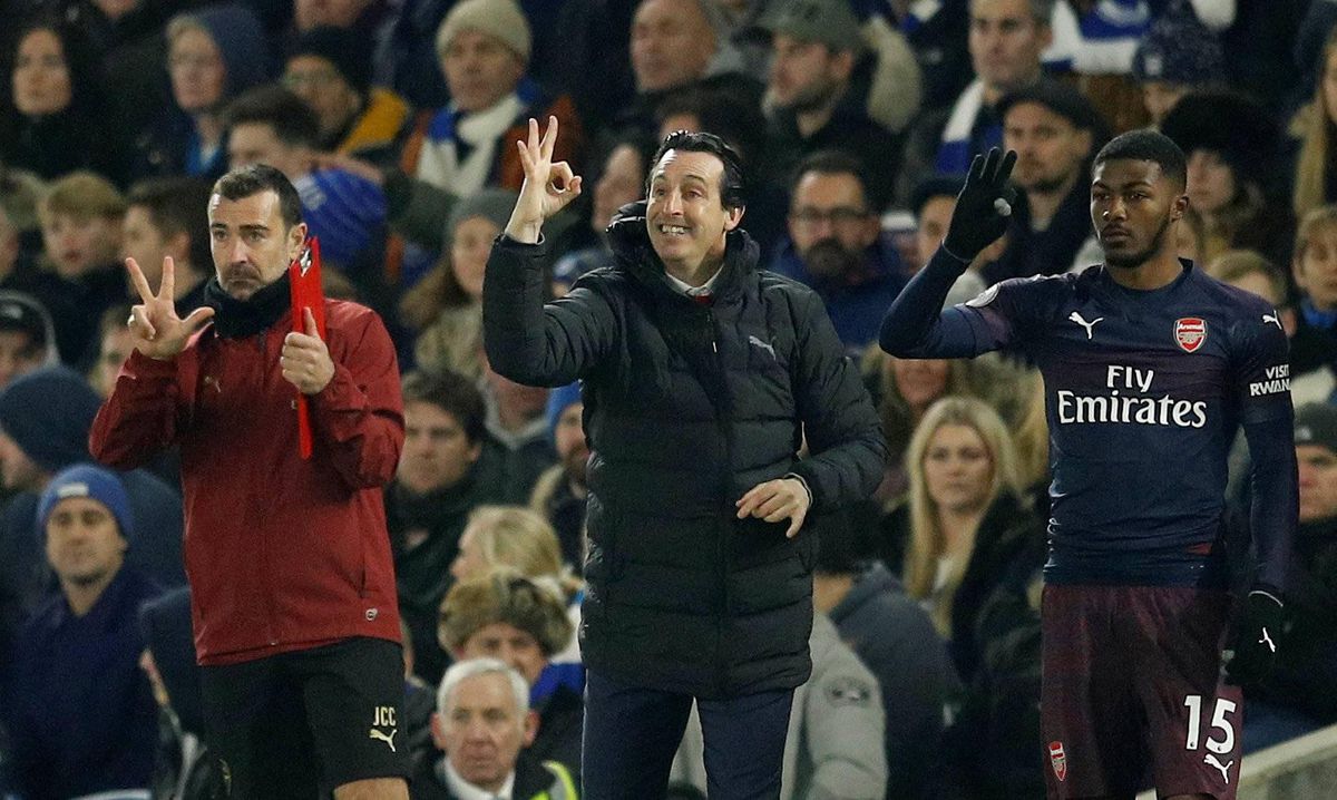 Arsenal-coach Emery kan straf verwachten na trappen bidon tegen supporter