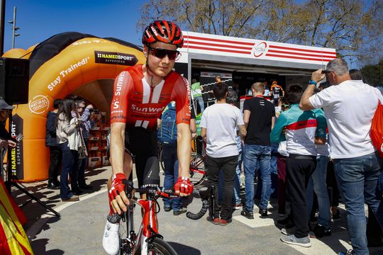 Wilco Kelderman breekt sleutelbeen en nekwervel na glijpartij in Catalonië (video)