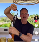 Nieuw talent? Playbackende Frank de Boer schittert in TikTok-video van dochter Beau featured image