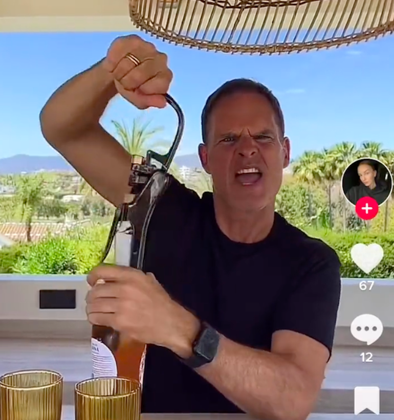 Nieuw talent? Playbackende Frank de Boer schittert in TikTok-video van dochter Beau