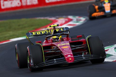 Verstappen moet Ferrari's voor zich dulden in vrije trainingen: Sainz de snelste in VT2