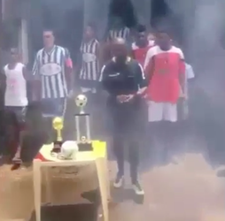 ⚽🎥 | Favela-voetballers spelen straatvoetbalwedstrijd met Champions League-ambiance